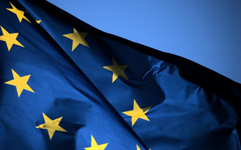 Πληθαίνουν τα μηνύματα ότι η Ευρωζώνη προετοιμάζει μια ακόμη κίνηση στήριξης της Ελλάδας.