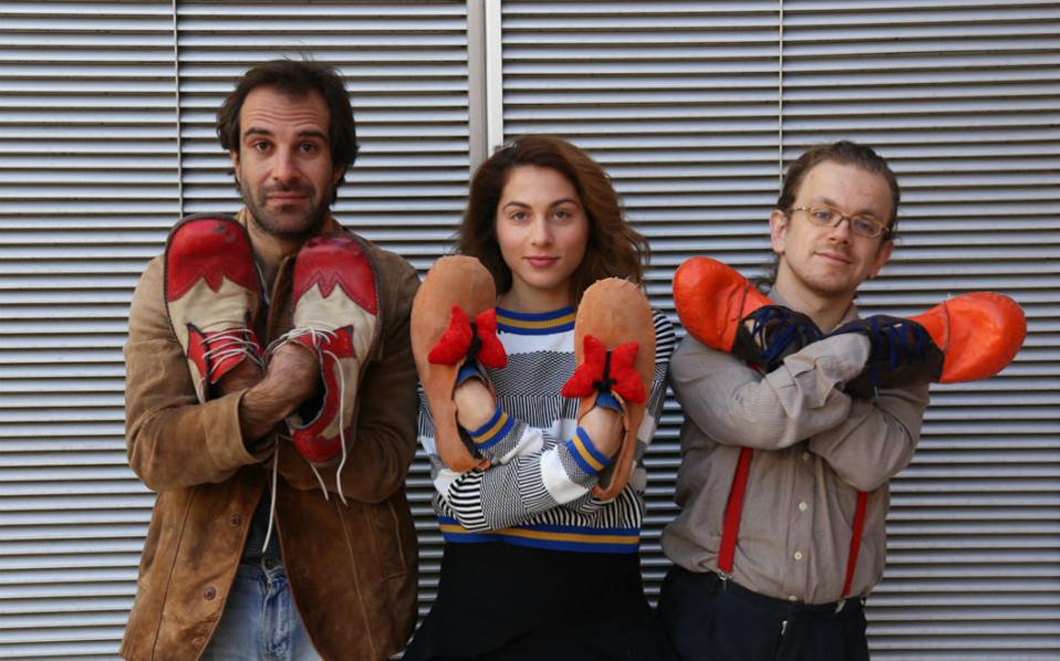 Μια σκέψη, μια πρωτοβουλία του Ηλία Κουνέλα (δεξιά) ζωντανεύει με την στήριξη του Εθνικού Θεάτρου σε δωμάτια νοσοκομείων. Οι ηθοποιοί, Στέλιος Ανδρονίκου (αριστερά) και Ιφιγένεια Γρίβα (κέντρο), συνοδοιπόροι του Ηλία Κουνέλα εξιστορούν σε ασθενείς έξι έργα της διαχρονικής λογοτεχνίας και παίζουν θέατρο σε μια σκηνή αλλιώτικη από τις άλλες.