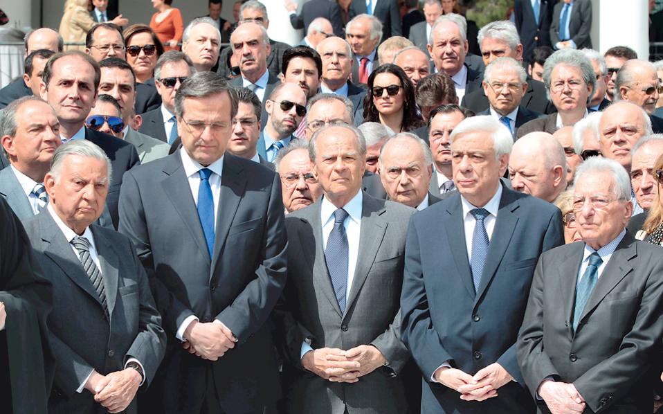 Το κλίμα στο ετήσιο μνημόσυνο του Κωνσταντίνου Καραμανλή, στη Φιλοθέη, την περασμένη Τρίτη, ήταν βαρύ. Ωστόσο, πολλοί έμοιαζαν έτοιμοι να λύσουν το ζωνάρι...