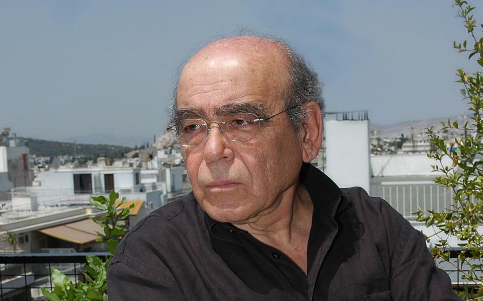 Ο συγγραφέας Θανάσης Βαλτινός μάς ξεναγεί στην Αθήνα του.
