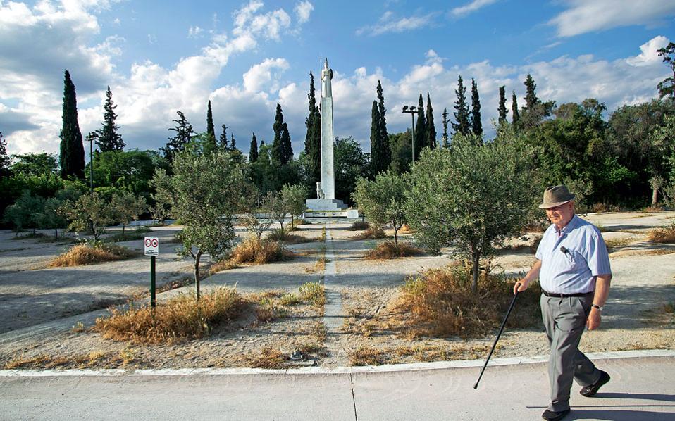 Τα ξεραμένα αγριόχορτα στους λάκκους των ελιών και πέριξ αυτών πιστοποιούν την εγκατάλειψη.