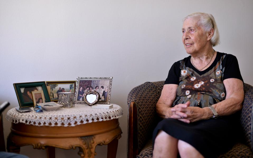 Η Ντρίτα Τζιόμο διέφυγε στην Αλβανία, φοβούμενη τη σύλληψη, αλλά εκεί εγκλωβίστηκε επί 45 χρόνια στο «στρατόπεδο συγκέντρωσης» του Χότζα. Σήμερα, στα 96 της ζει στη Θεσσαλονίκη.