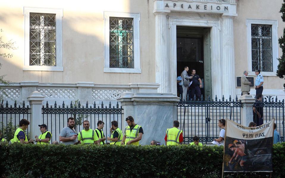 Κατά την τετράωρη σύσκεψη του ΣτΕ, είχαν συγκεντρωθεί περίπου 50 πρώην εργαζόμενοι των μεταλλείων.