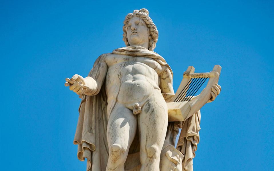 Απόλλων, ο κιθαρωδός. Ενα από τα δύο αγάλματα που δεσπόζουν στην είσοδο της Ακαδημίας.