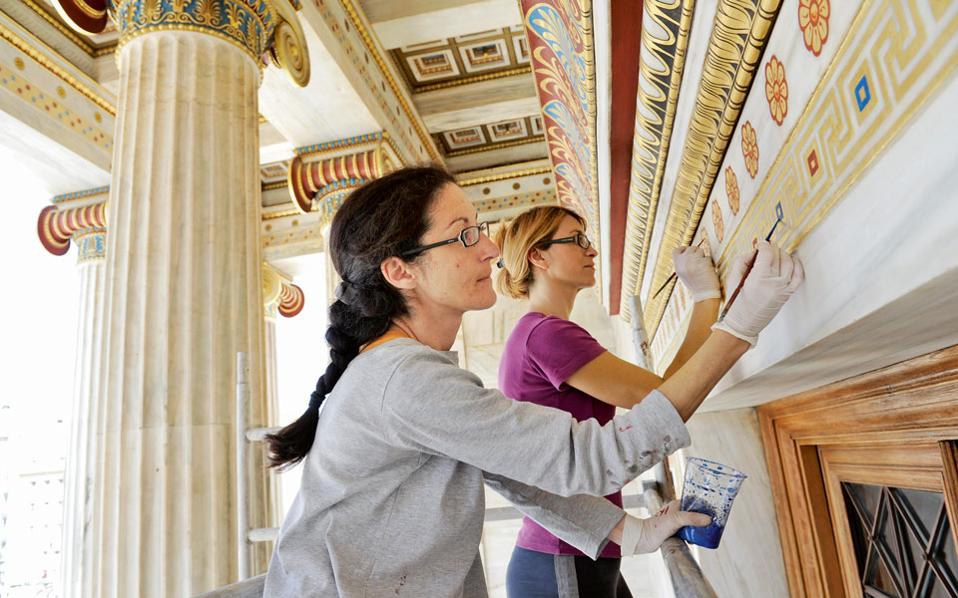 Δεκαεπτά συντηρητές - ανάμεσά τους η Μάχη και η Ελένη - αποκατέστησαν το χρώμα με αυθεντικά φύλλα χρυσού 22 καρατίων.