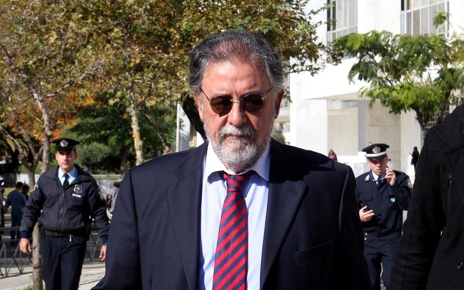 «Διαπιστώνω περίεργες συμπτώσεις. Οι Πυρήνες της Φωτιάς με αποκαλούν κατά φαντασίαν πρωθυπουργό. Οι υπουργοί λένε ότι θέλω να γράψω μυθιστόρημα. Υπάρχει ένας κοινός τόπος στο πρόσωπό μου. Ηθελα να ήξερα, μαζί τα γράφουν τα όσα λένε;» ανέφερε ο Γιάννης Πανούσης.