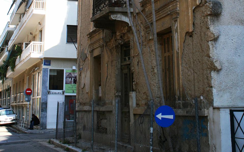 Στην Κυψέλη, στη γωνία Λέσβου και Πόρου στέκει ετοιμόρροπο ένα σπίτι.