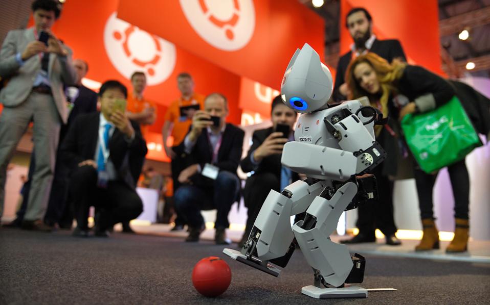 Το ρομπότ «Robotis OP2» κλωτσάει μια μπάλα, την τελευταία μέρα του Mobile World Congress στη Βαρκελώνη.