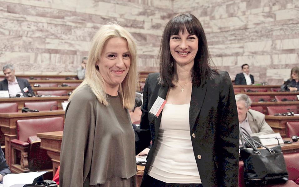 Εδώ η είδηση είναι ότι η Ρένα Δούρου φωτογραφίζεται. Επί μήνες πολλούς, όσο ο ΣΥΡΙΖΑ είχε προβλήματα και τα πράγματα ήταν επίφοβα, η επικεφαλής της Περιφέρειας Αττικής ήταν εξαφανισμένη. Τώρα που η κυβέρνηση κέρδισε χρόνο, όλως συμπτωματικώς, η Ρ. Δούρου επανεμφανίζεται. Συμβαίνουν αυτά...