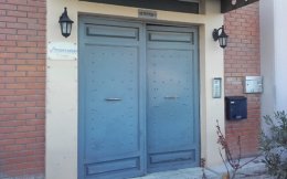 Η είσοδος του τυπογραφείου που είχε, έως την περασμένη Τρίτη, σύμβαση με τον φορέα των συγκοινωνιών Αθηνών για τα εισιτήρια.