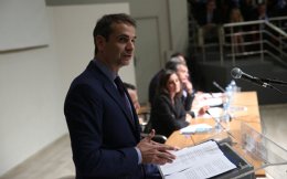 Ο πρόεδρος  της Νέας Δημοκρατίας  Κυριάκος Μητσοτάκης μιλάει, στην παρουσίαση του βιβλίου του καθηγητή Γιώργου Παγουλάτου, με τίτλο: «Το νησί που φεύγει, 121+1 κείμενα για την κρίση», στο Αμφιθέατρο «Αθήνα 9.84», Δευτέρα 21 Νοεμβρίου 2016.