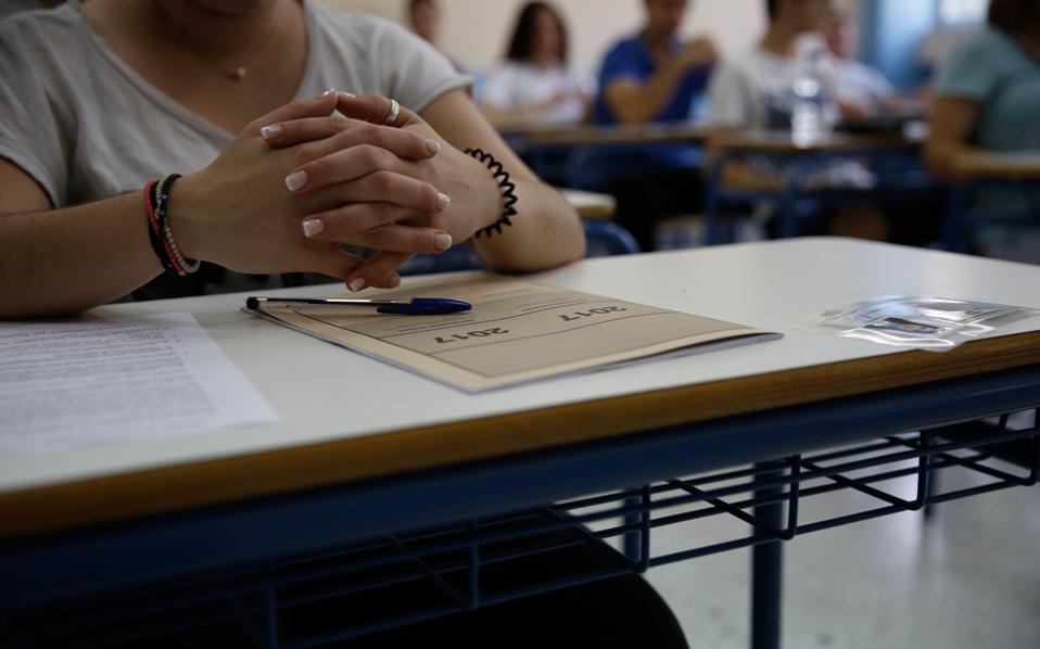 Την πρώτη στροφή των φετινών Πανελλαδικών Εξετάσεων ολοκλήρωσαν οι υποψήφιοι για πανεπιστήμια και ΤΕΙ, διαγωνιζόμενοι σε τρία υψηλά και δύσκολα εμπόδια.
