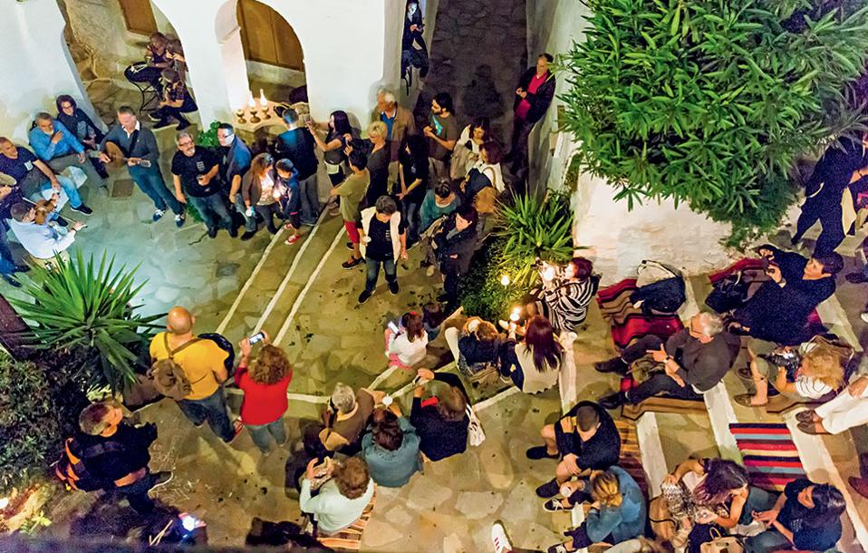 Στη γιορτή της λούζας του Tinos Food Paths στο χωριό Τριπόταμος. (Φωτογραφία: ΔΗΜΗΤΡΗΣ ΒΛΑΪΚΟΣ)