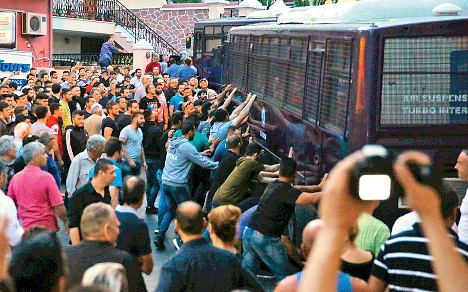 Μέτωπο των «απέναντι» η ερμηνεία του κ. Τσίπρα για τις κινητοποιήσεις διαμαρτυρίας στη Λέσβο 1