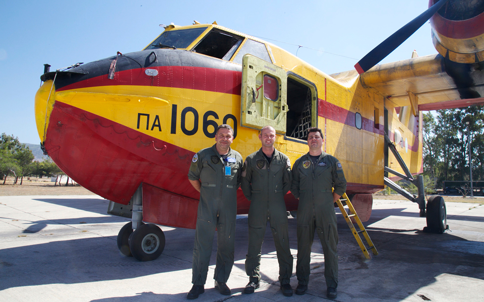 Πατέρας και γιος στα ίδια Canadair-2
