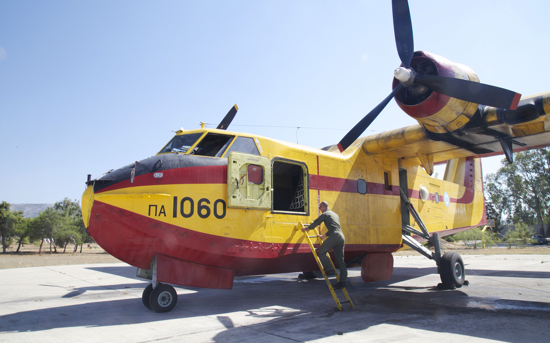Πατέρας και γιος στα ίδια Canadair-7