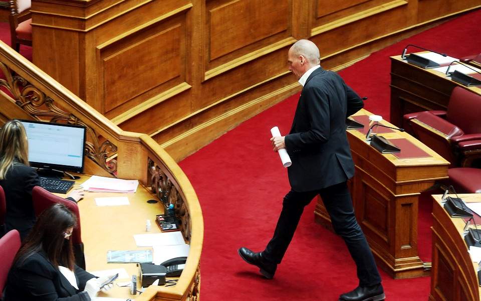 Κόντρα Σταϊκούρα - Βαρουφάκη στη Βουλή με προσωπικές αναφορές