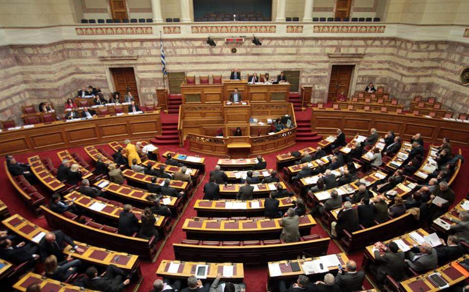 Προς μετωπική αρχηγών την Πέμπτη στη Βουλή