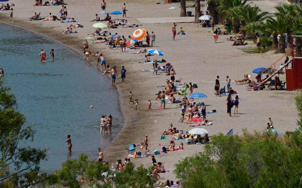 Ανοικτές από το πρωί οι παραλίες με αυστηρούς κανόνες λειτουργίας