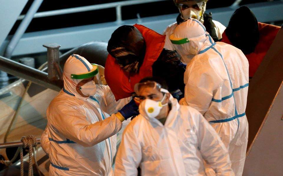 Αγνωστο πλοίο αποβίβασε 400 μετανάστες στη Σικελία Κόσμος Η ΚΑΘΗΜΕΡΙΝΗ