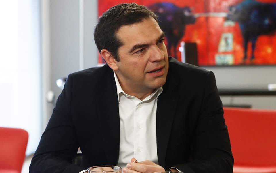 Προσπαθεί να σβήσει φωτιές ο Αλ. Τσίπρας