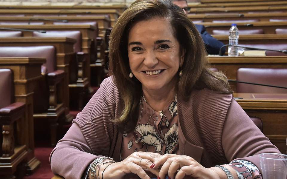 Αρθρο Ντόρας Μπακογιάννη στην «Κ»: Να μην πέσουμε στην παγίδα της ποδοσφαιροποίησης