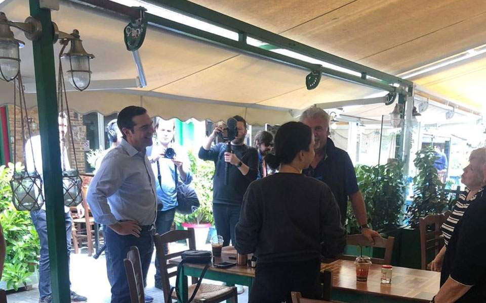 Επίσκεψη Αλέξη Τσίπρα σε καταστήματα εστίασης στην πλατεία Καισαριανής