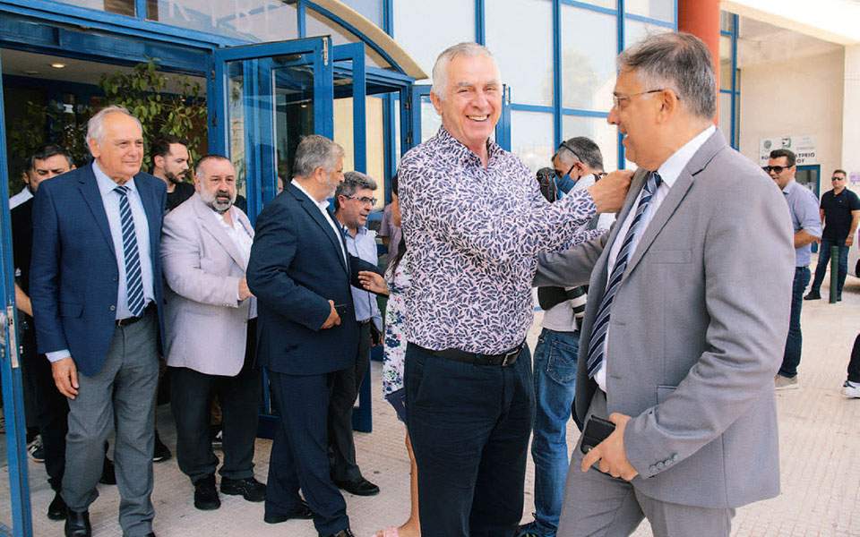 Ο Κουμουτσάκος πήρε το όπλο του!